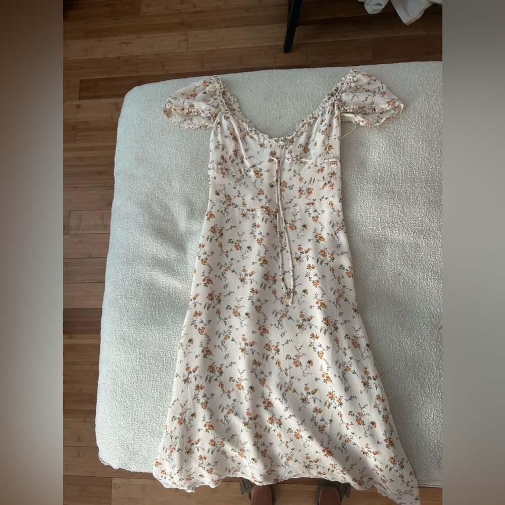 Size 4, super sweet fit, worn once and dry cleaned